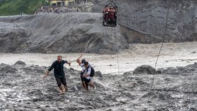 Obyvatelé překonávají řeku Trishuli na nově nainstalované lanovce po bleskových povodních v Biduru v nepálském okrese Nuwakot, Nepál, ve středu 2. září 2026.