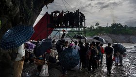 Obyvatelé překonávají řeku Trishuli na nově nainstalované lanovce po bleskových povodních v Biduru v nepálském okrese Nuwakot, Nepál, ve středu 2. září 2026.