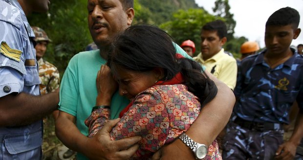 Snímky hrůzy: Sesuvy půdy pohřbily nepálské vesnice, nejméně 30 mrtvých