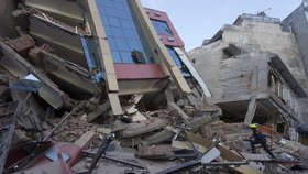 Následky zemětřesení jsou stále vidět na každém kroku