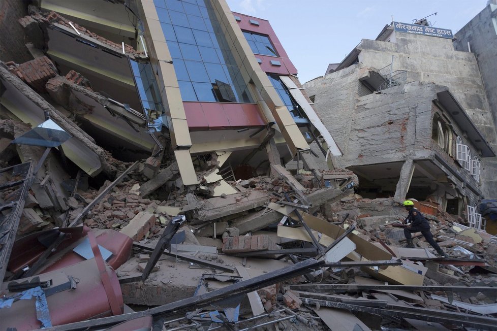 Následky zemětřesení v Nepálu jsou stále vidět na každém kroku