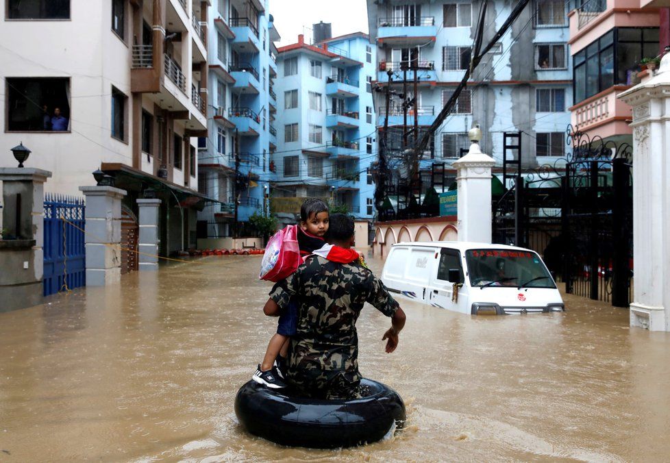 Záplavy a sesuvy půdy si v Nepálu, Bangladéši a Indii