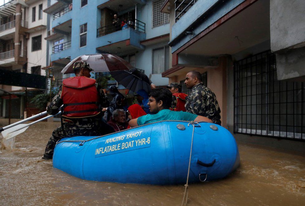 Záplavy a sesuvy půdy si v Nepálu, Bangladéši a Indii vyžádaly už přes 70 obětí.