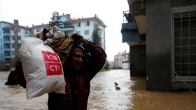 Záplavy a sesuvy půdy si v Nepálu, Bangladéši a Indii vyžádaly už přes 70 obětí.