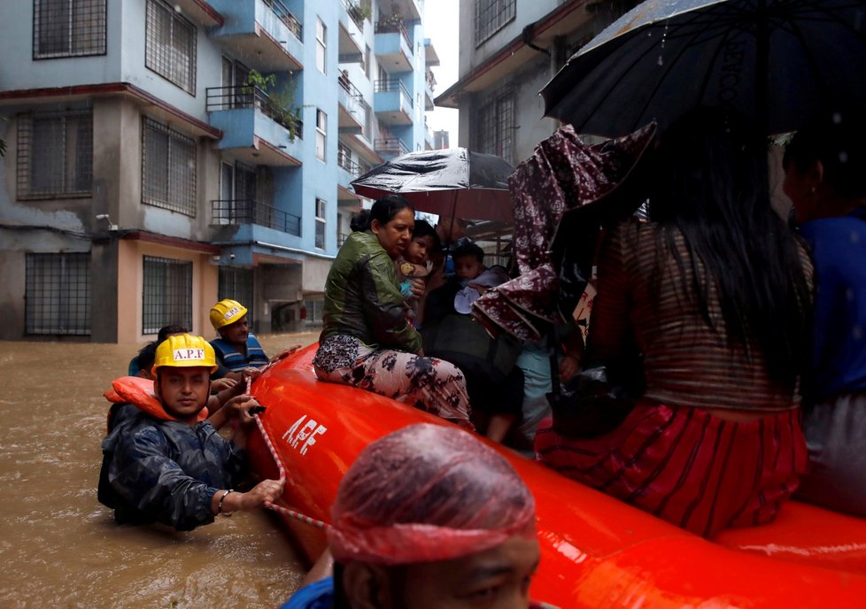 Záplavy a sesuvy půdy si v Nepálu, Bangladéši a Indii vyžádaly už přes 70 obětí.