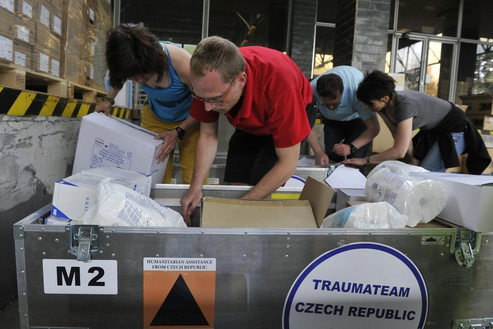 Členové českého záchranářského týmu balili 27. dubna odpoledne léky a zdravotnické potřeby v bohunické nemocnici v Brně před odletem do Nepálu postiženého zemětřesením.