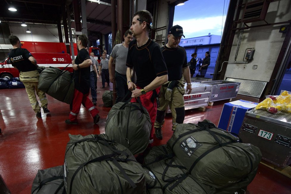 Záchranáři s hasiči připravovali 27. dubna v Praze výbavu na pomoc obětem zemětřesení v Nepálu.