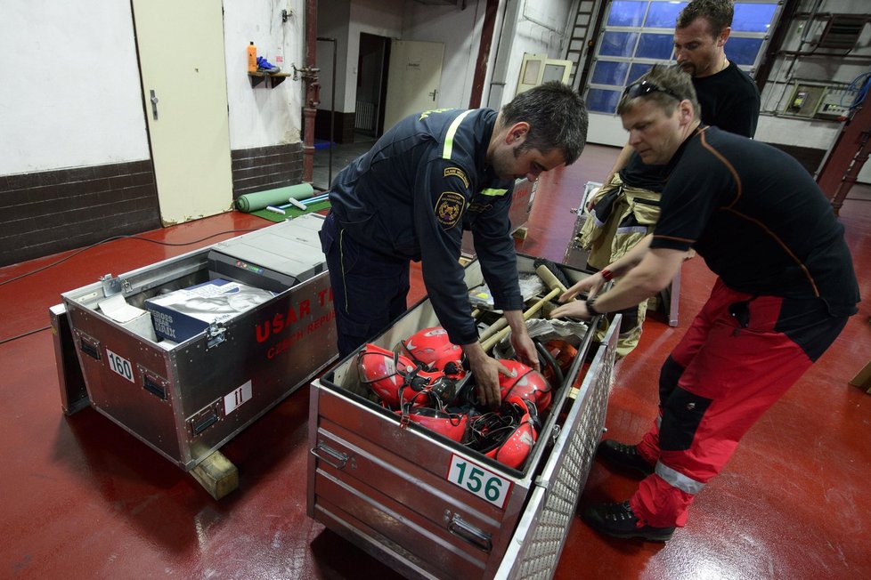 Záchranáři s hasiči připravovali 27. dubna v Praze výbavu na pomoc obětem zemětřesení v Nepálu.