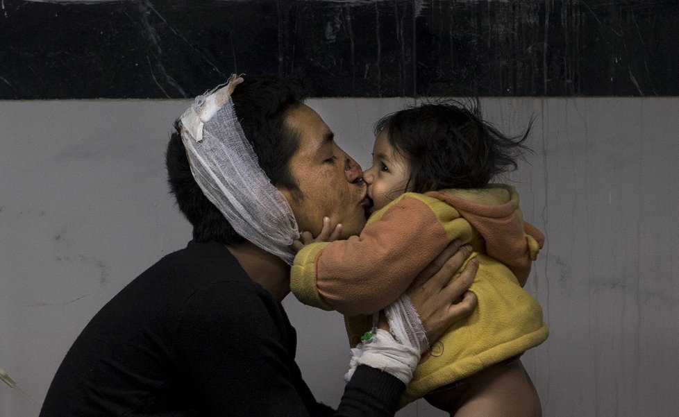 Fotografie plná naděje obletěla svět. Suresh Parihar se svou osmiměsíční dcerou oslavuje, že oba přežili.