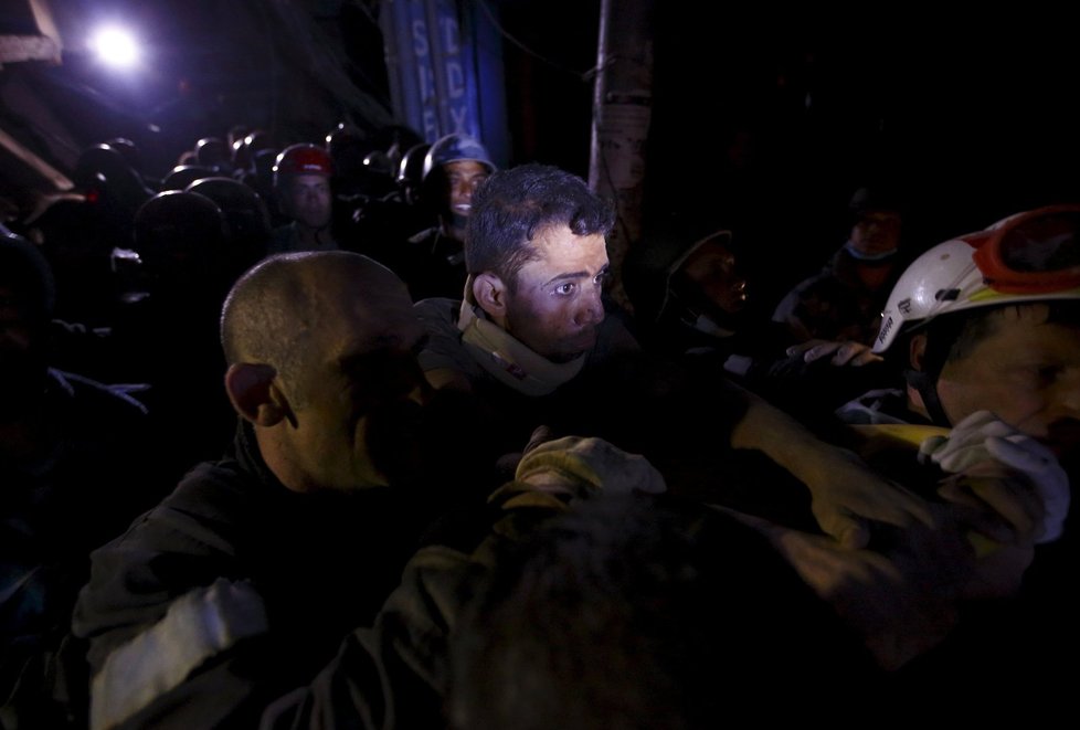 Tým složený z nepálských a francouzských záchranářů vytáhl z trosek budovy muže