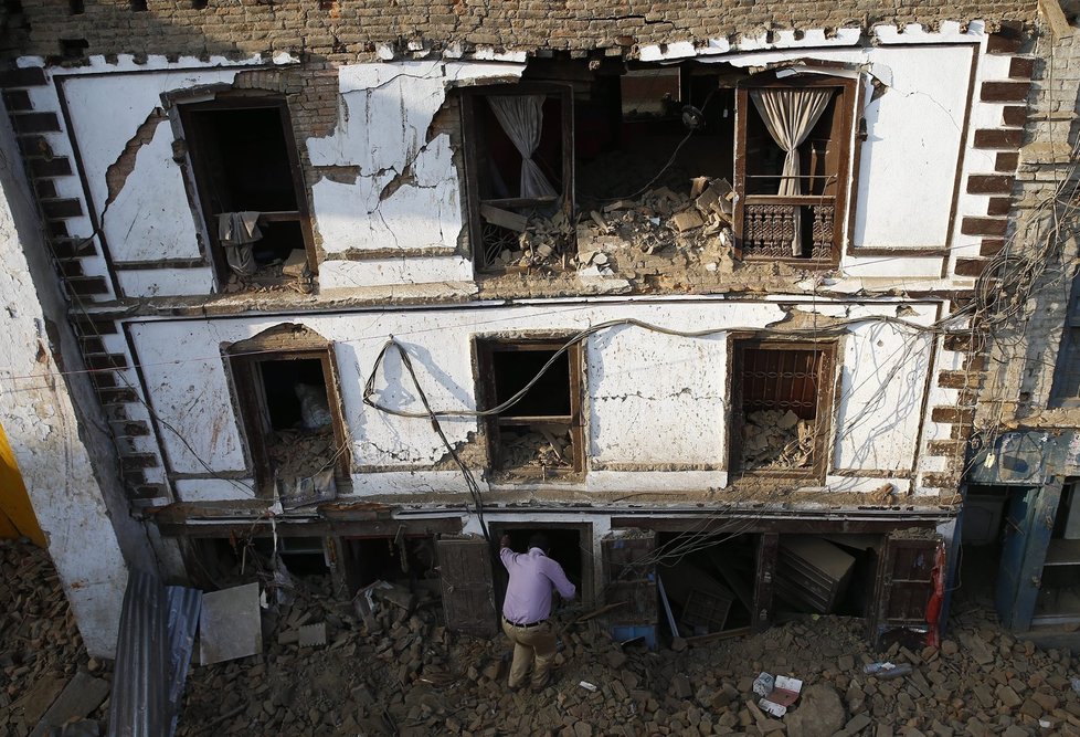 Zemětřesení v Nepálu si vyžádalo již 6 621 obětí.