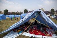 Série zemětřesení v Nepálu: Lidé se bojí být doma, spí radši venku