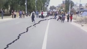Zemětřesení roztrhlo silnici.