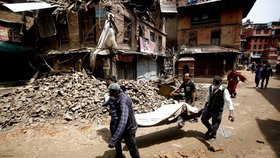 Zemětřesení v Nepálu: Odklízení těl obětí v Bhaktapuru