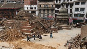 Zemětřesení v Nepálu: Odnášení těl obětí v Kathmandu