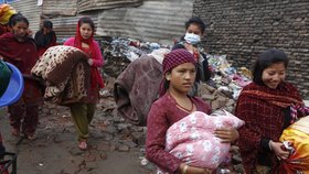 Zemětřesení v Nepálu: Ženy s dětmi odchází do dočasných přístřešků v hlavním městě