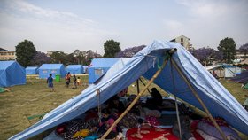 Tisíce Nepálců se po zemětřesení bojí být doma a nocovaly venku.