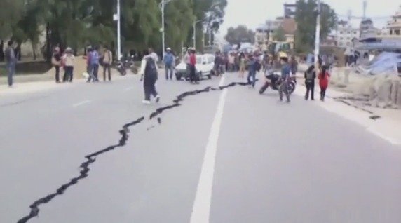 Zemětřesení roztrhlo silnici