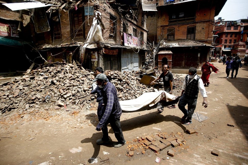 Zemětřesení v Nepálu: Odklízení těl obětí v Bhaktapuru.