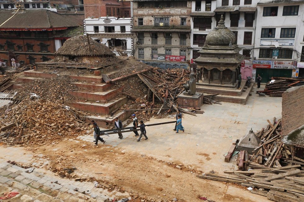 Zemětřesení v Nepálu: Odnášení těl obětí v Káthmándú