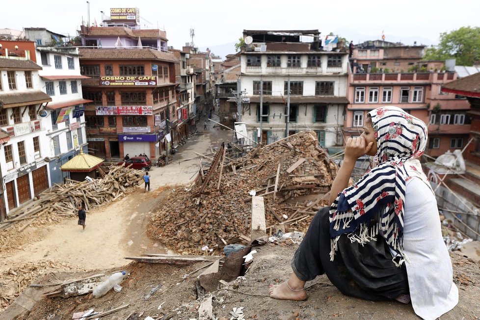 Zemětřesení v Nepálu: Dívka koukající na trosky v Káthmándú.