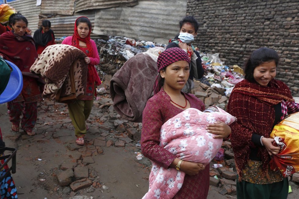 Zemětřesení v Nepálu: Ženy s dětmi odchází do dočasných přístřešků v hlavním městě