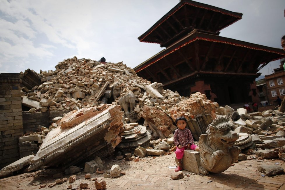 Zemětřesení v Nepálu: Holčička hrající si u trosek v Bhaktapuru