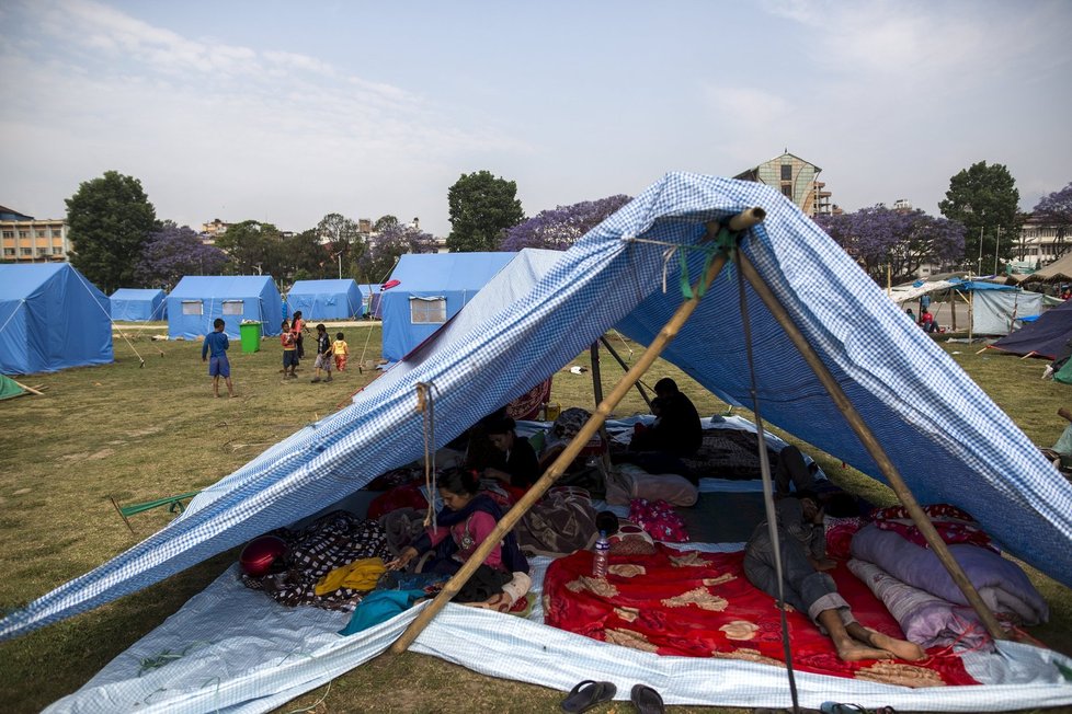 Tisíce Nepálců se po zemětřesení bojí být doma a nocovaly venku