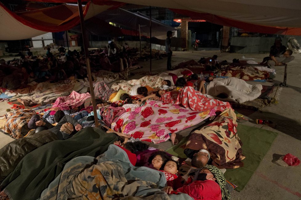 Tisíce Nepálců se po zemětřesení bojí být doma a nocovaly venku