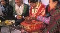 Žádná svatba v Nepálu se neobejde bez množství obětin, kterými jsou různé druhy ovoce a především rýže, symbol plodnosti.