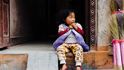 Děvčátko před domem v Káthmándú