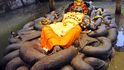 Socha v Káthmándském údolí, která zpodobňuje spícího Višnua
