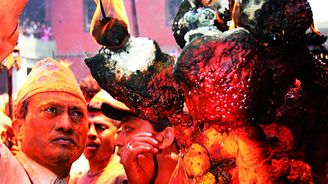 Oranžový rej bohů a tradiční propichování jazyka. Tak vypadá oslava Nového roku v nepálském Thimí