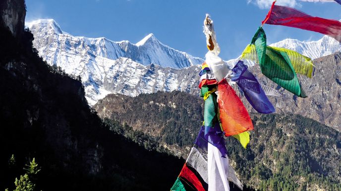 Himálajské štíty se snoubí s pestrobarevnými modlitebními praporky