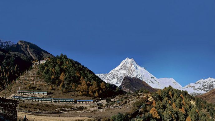 Oblast Manáslu se nachází ve střední části Nepálu, na odlehlém severu blízko tibetských hranic. V roce 1998 bylo území o rozloze 1663 km2 prohlášeno za rezervaci.