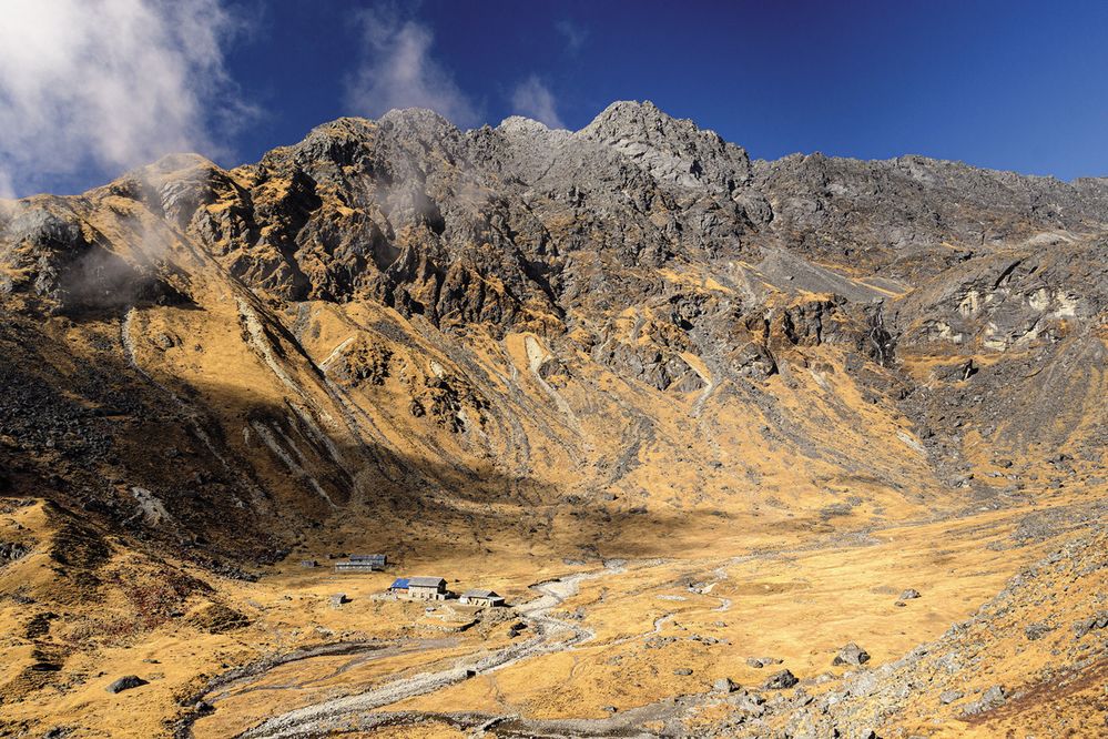 Nejnáročnější etapa treku vede ze sluncem zalitého údolí Hongu přes 3349 metrů vysoké sedlo Salpa