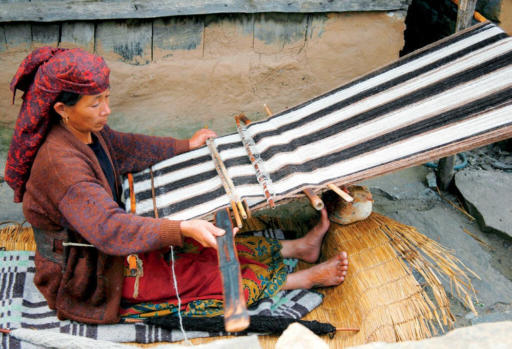 Ženy se odívají do tradičních halen, nosí šátky na hlavě.