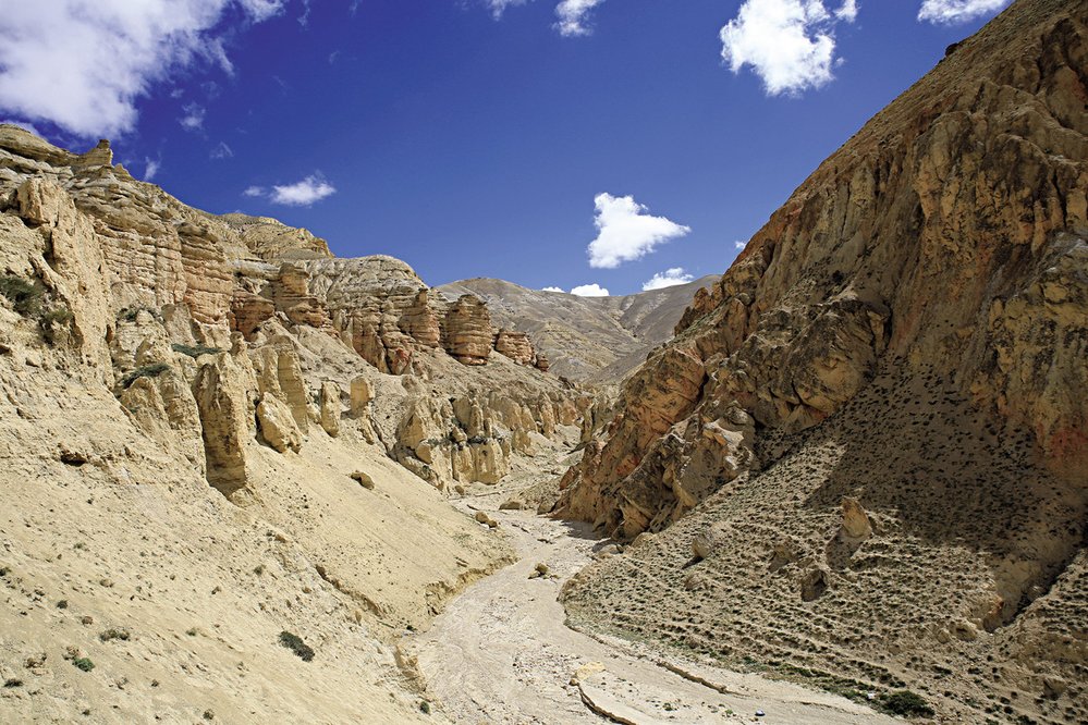 Hluboká údolí s vysoko položenými jeskyněmi jsou pro Mustang typická