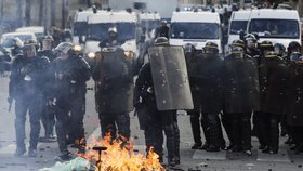 Francii ochromily nepokoje: 124 zatčených a 24 zraněných policistů