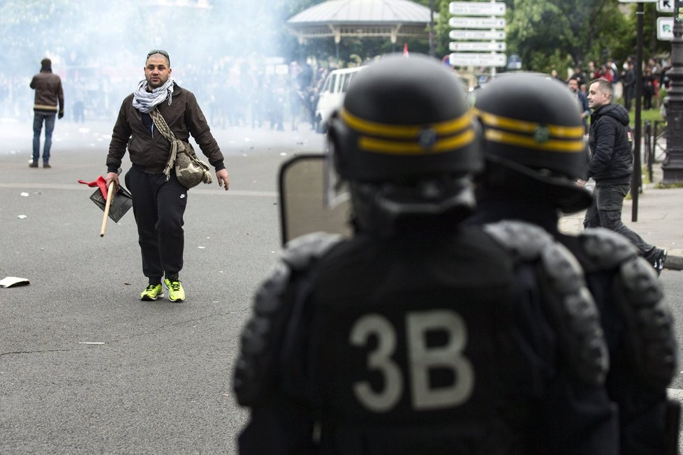 Francii ochromily nepokoje: 124 zatčených a 24 zraněných policistů