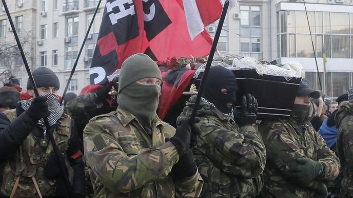 Nepokoje v Kyjevě: místo demonstrace lidé uctili památku jedné oběti Nepokoje v Kyjevě: místo demonstrace lidé uctili památku jedné oběti