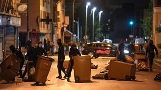 Nepokoje ve Francii se uklidňují. Rodinu mrtvého mladíka pobouřila sbírka pro policistu