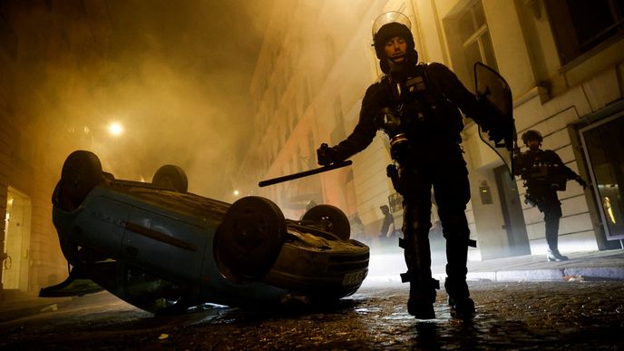 Pátá noc nepokojů v Paříži a na jejích předměstích