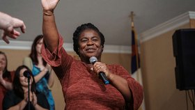 Uzo Adubaová jako manželka pastora Rona