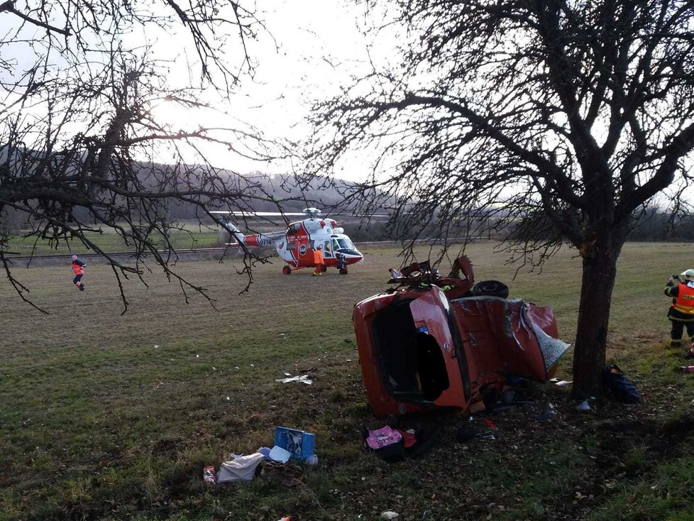 Tragédie u Nepomuku: Auto s dětmi vylétlo ze silnice, řidič zemřel