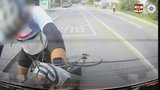 Obhroublý cyklista v Brně naboural auto: Seřval řidičku a ujel