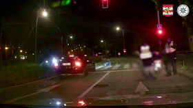 VIDEO: Šofér koukal po policejní hlídce, málem smetl chodce na přechodu  