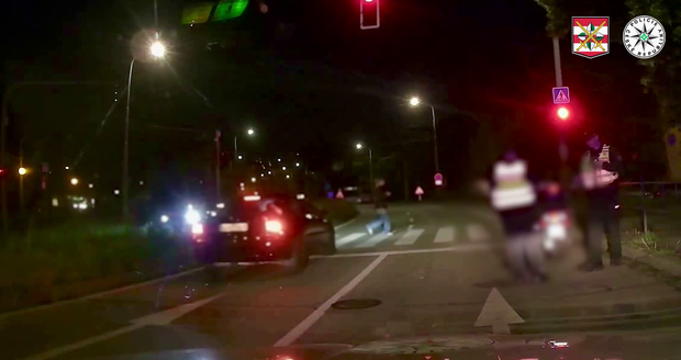 VIDEO: Šofér koukal po policejní hlídce, málem smetl chodce na přechodu