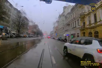 Drsné VIDEO: Hasiči jeli k výjezdu, do cesty jim vjel zmatený řidič