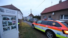 Ve škole v Neprobylicích policie našla dva zastřelené muže.